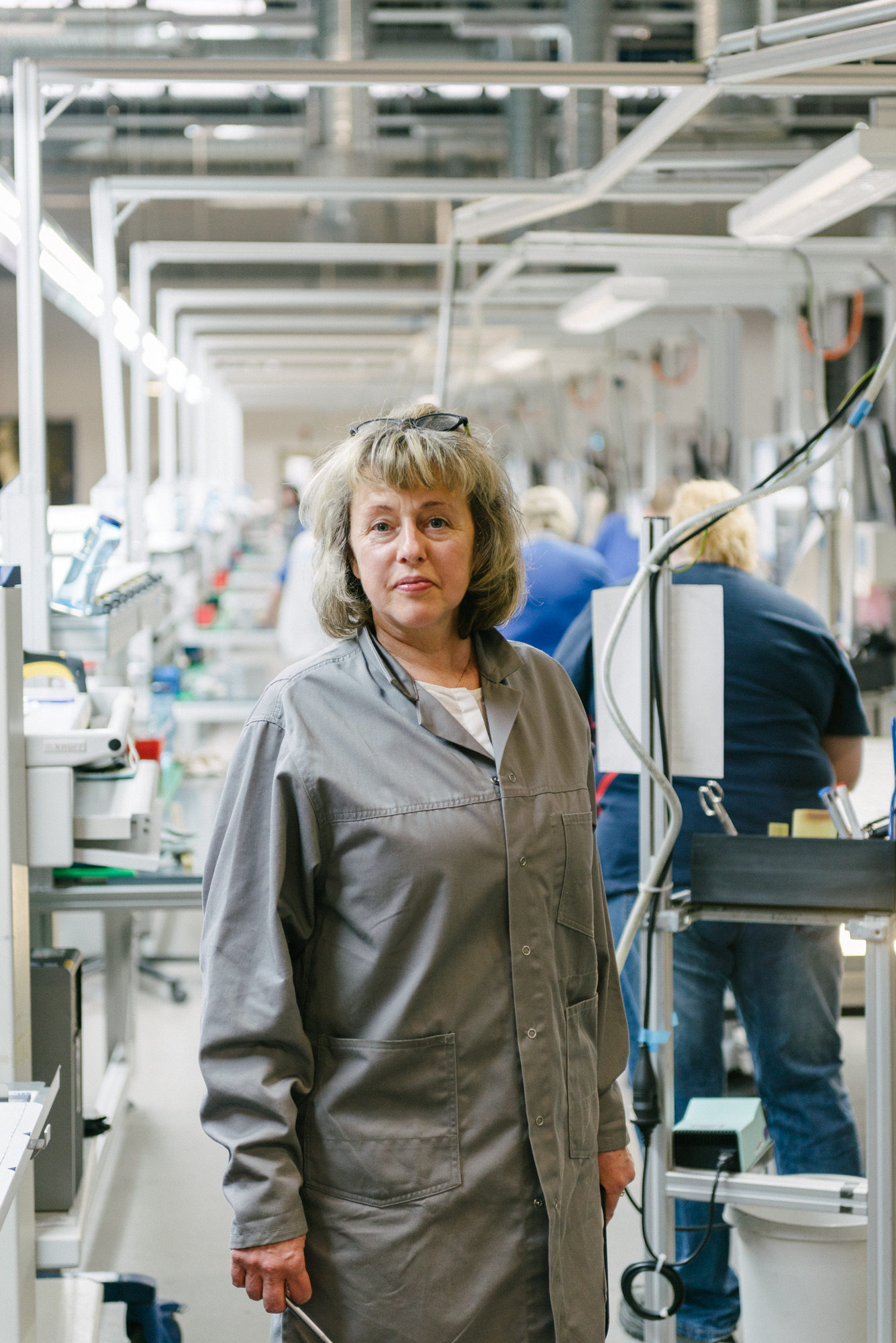 aleo solar factory worker on the production line