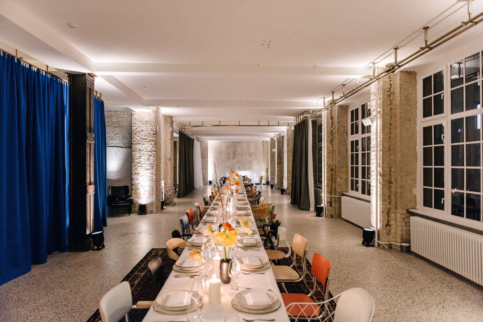 Long dinner table between blue curtains for a Nike dinner in the Friends Space