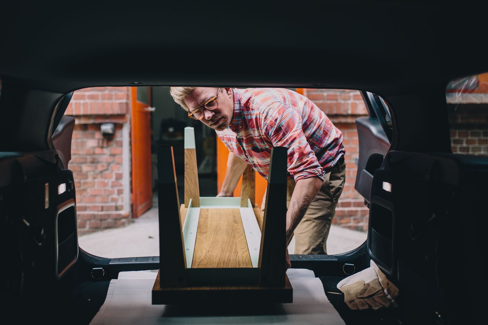 Albrecht von Alvensleben loading an oak table through the rear doors of a MINI Clubman