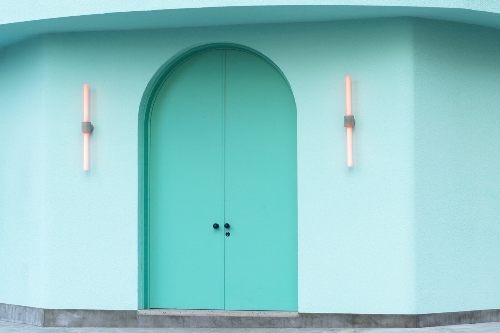 Arched mint door on the ORNO facade