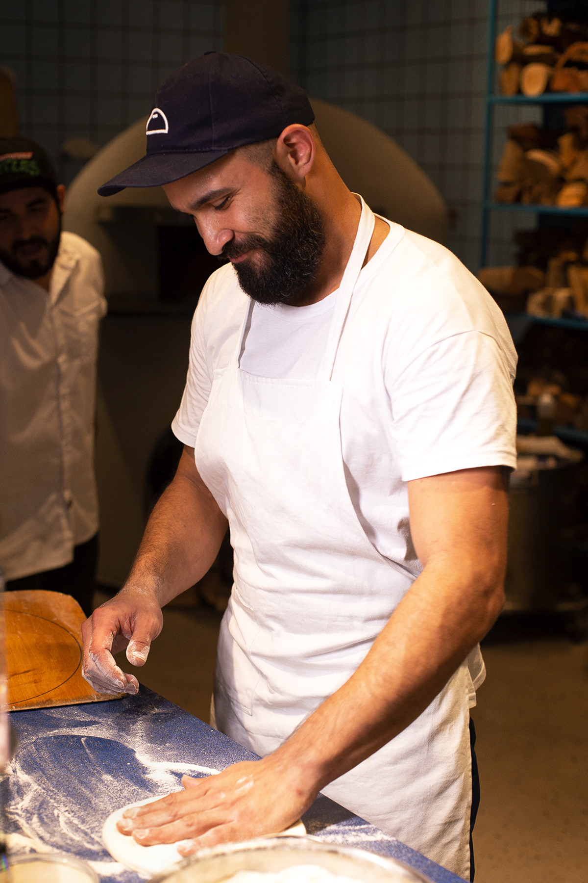 ORNO pizzaiolo stretching pizza dough