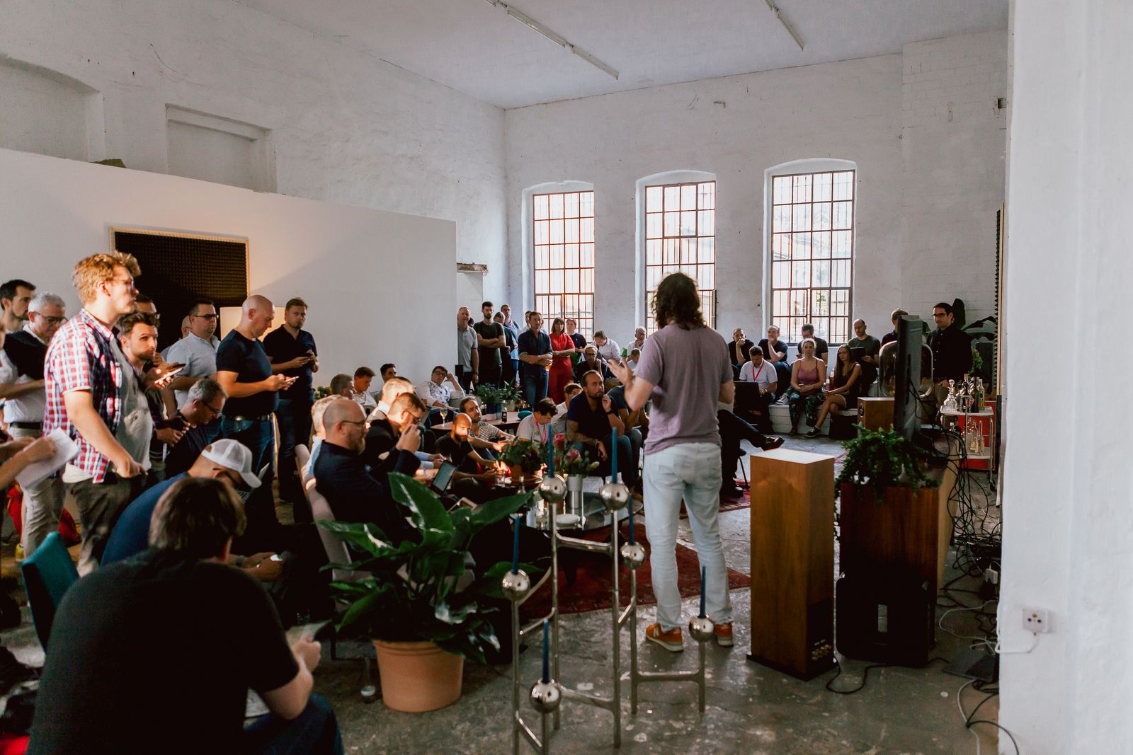 Press and industry guests seated in the white hall at Zwei Drei Raum for a Sonos product talk during IFA 2018