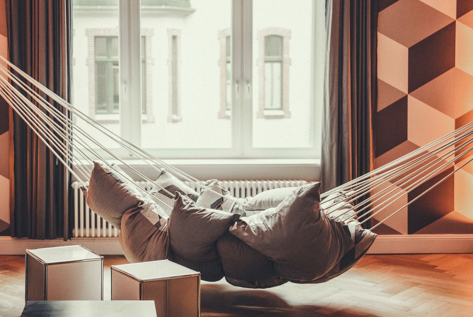 Hammock and USM elements in front of cube-pattern wallpaper at the Münzstudio apartment, USM project50 anniversary event