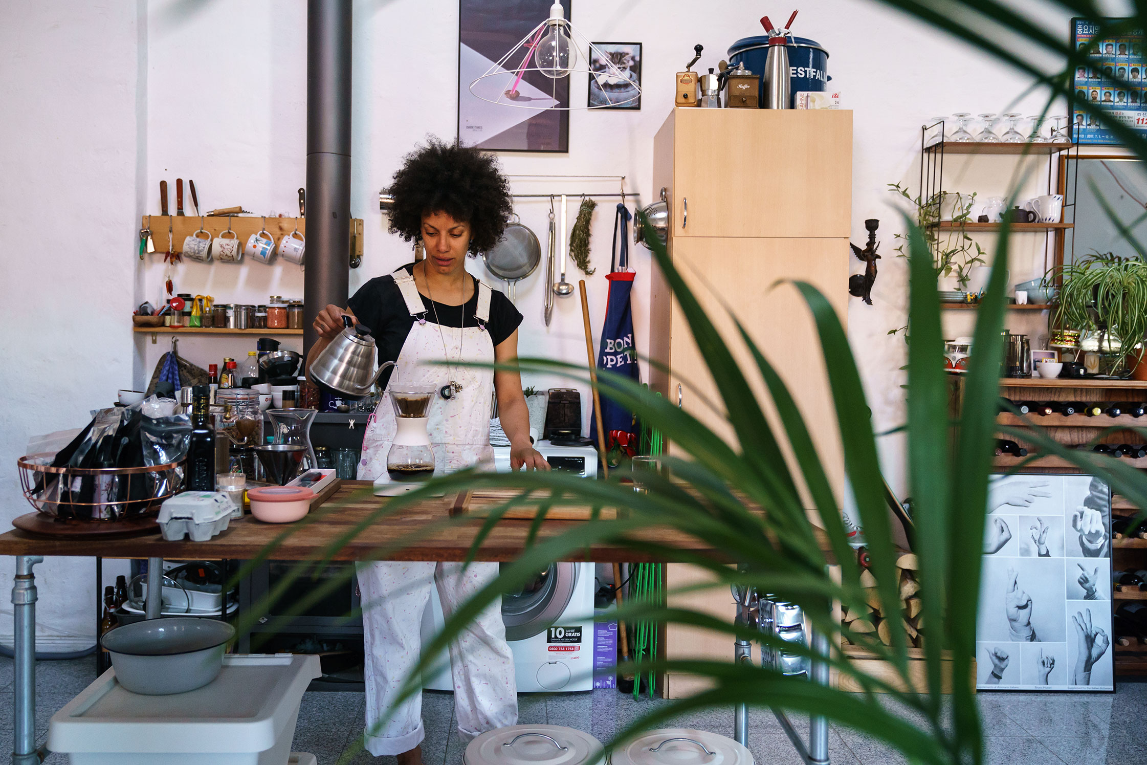 Designer Ruth Bartlett in her Berlin apartment for Manufactum's Alltagsfreude series