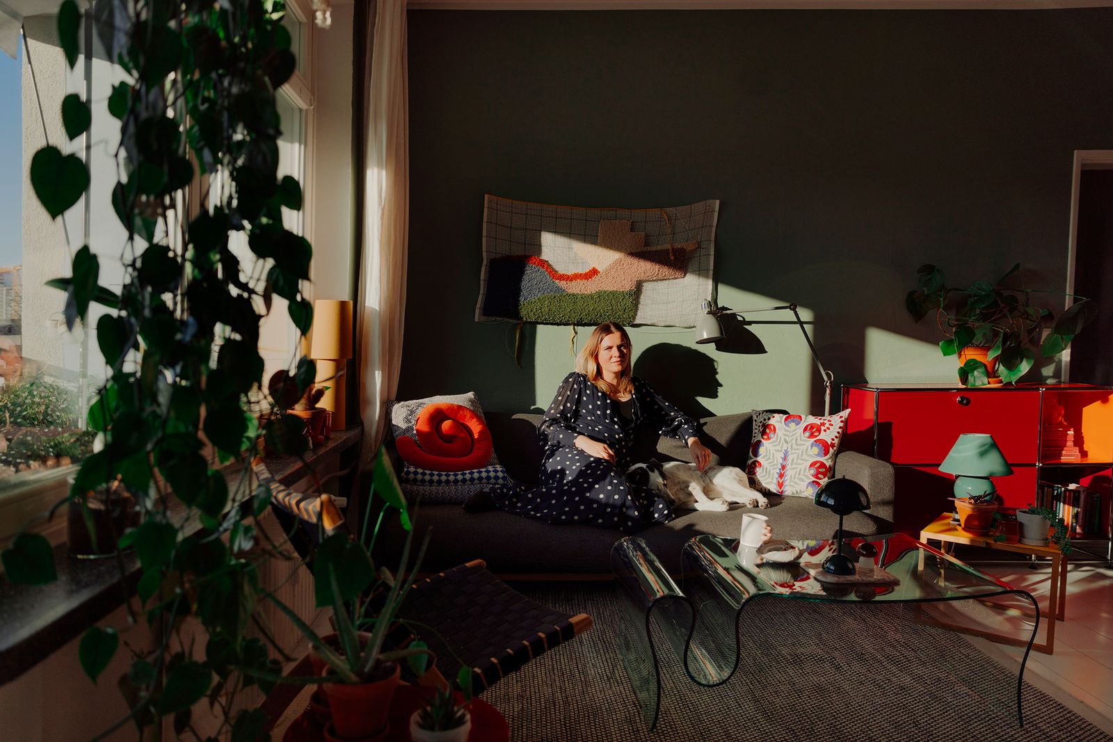 Stil in Berlin founder Mary Scherpe at home among plants and a dog