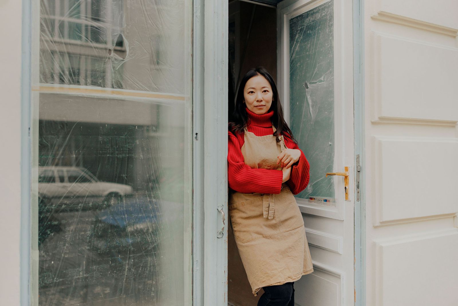 Personal Chef Berlin founder Chi You in an apron at a doorway